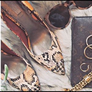 Rachel Roy Snake skin pointed toe pumps